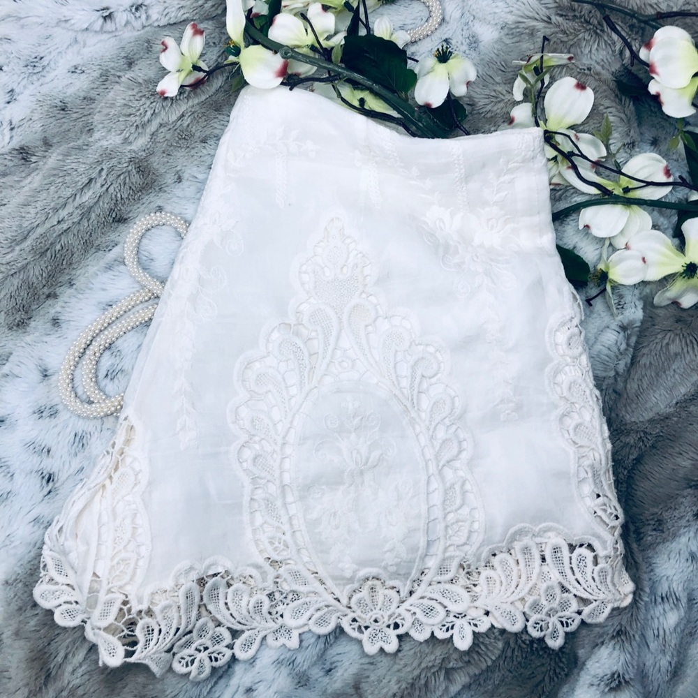 🏷5/$50 📦2/$25 EUC Dolce Vita White Lace Shorts